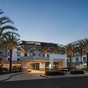 Hotel Courtyard Long Airport